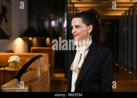 06. Februar 2019, Berlin: Juliette Binoche, französische Schauspielerin und Jury Präsident der Berlinale, kommt zu dem Hotel Mandala für eine Jury Dinner vor dem Start der Berlinale. Foto: Jens Kalaene/dpa-Zentralbild/dpa Stockfoto