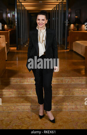 06. Februar 2019, Berlin: Juliette Binoche, französische Schauspielerin und Jury Präsident der Berlinale, kommt zu dem Hotel Mandala für eine Jury Dinner vor dem Start der Berlinale. Foto: Jens Kalaene/dpa-Zentralbild/dpa Stockfoto