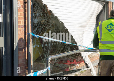 Brentwood, Essex 11. Februar 2019 Diebe brachen in der co-op Store in Harewood Straße, Brentwood in den frühen Stunden des Morgens und die ATM Stahl aus dem Shop. Essex Polizeibericht zwei Fahrzeuge in der Pause verwendet wurden, von denen eine an der Szene. Polizei gefällt für Zeugen. Kredit Ian Davidson/Alamy leben Nachrichten Stockfoto