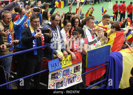 Ostrava, Tschechische Republik. 09 Feb, 2019. Rumänischen Fans werden bei der Eröffnungsfeier der Fed Cup, World Group, Runde 1, Übereinstimmung zwischen der Tschechischen Republik und Rumänien, in Ostrava, Tschechische Republik, am 9. Februar, 2019. Credit: Petr Sznapka/CTK Photo/Alamy leben Nachrichten Stockfoto