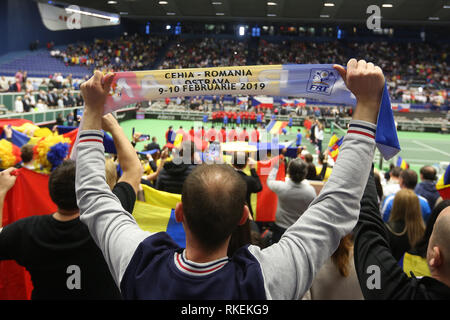 Ostrava, Tschechische Republik. 09 Feb, 2019. Rumänischen Fans in Aktion während der Eröffnungsfeier der Fed Cup, World Group, Runde 1, Übereinstimmung zwischen der Tschechischen Republik und Rumänien, in Ostrava, Tschechische Republik, am 9. Februar 2019. Credit: Petr Sznapka/CTK Photo/Alamy leben Nachrichten Stockfoto