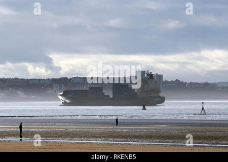 Crosby, Merseyside. 11. Februar, 2019. UK Wetter. Schönen sonnigen dunstige Tag an der Küste. Credit: MediaWorldImages/Alamy leben Nachrichten Stockfoto