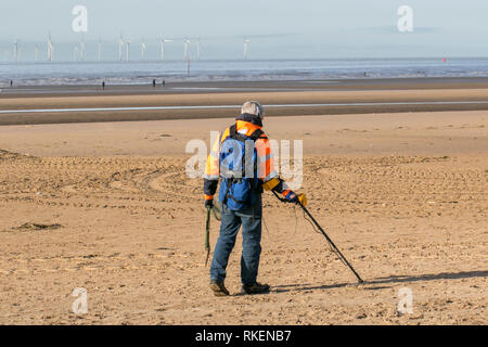 Crosby, Merseyside. 11. Februar, 2019. UK Wetter. Fein und sonnigen Start in den Tag für die Schatzsucher & Detektorbenutzern Position für das Ufer nach dem Sturm, der starke Wind und Wellen von Winterstürmen wird wahrscheinlich eine Menge andere interessante Schätze aus dem Meeresboden gewaschen haben. Credit: MediaWorldImages/Alamy leben Nachrichten Stockfoto