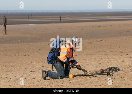 Crosby, Merseyside. 11. Februar, 2019. UK Wetter. Fein und sonnigen Start in den Tag für die Schatzsucher & Detektorbenutzern Position für das Ufer nach dem Sturm, der starke Wind und Wellen von Winterstürmen wird wahrscheinlich eine Menge andere interessante Schätze aus dem Meeresboden gewaschen haben. Credit: MediaWorldImages/Alamy leben Nachrichten Stockfoto