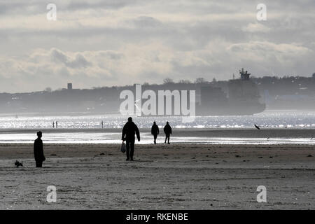 Crosby, Merseyside. 11. Februar, 2019. UK Wetter. Schönen sonnigen dunstige Tag an der Küste. Credit: MediaWorldImages/Alamy leben Nachrichten Stockfoto