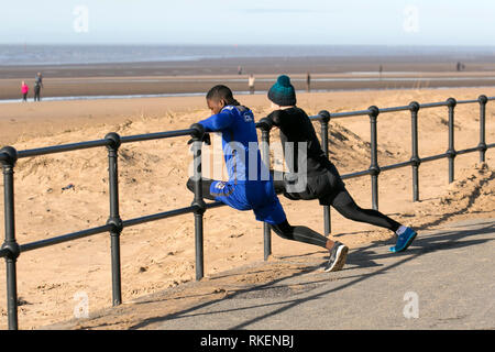 Crosby, Merseyside. 11. Februar, 2019. UK Wetter. Schönen sonnigen dunstige Tag an der Küste. Credit: MediaWorldImages/Alamy leben Nachrichten Stockfoto