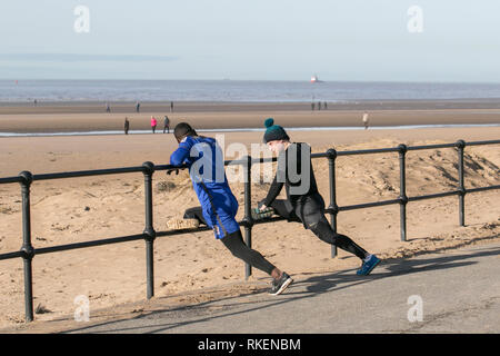 Crosby, Merseyside. 11. Februar, 2019. UK Wetter. Schönen sonnigen dunstige Tag an der Küste. Credit: MediaWorldImages/Alamy leben Nachrichten Stockfoto