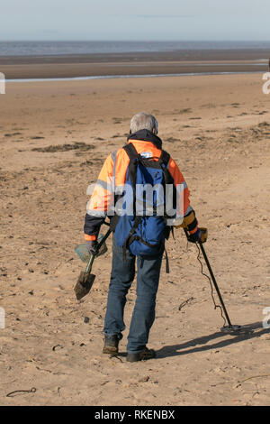 Crosby, Merseyside. 11. Februar, 2019. UK Wetter. Fein und sonnigen Start in den Tag für die Schatzsucher & Detektorbenutzern Position für das Ufer nach dem Sturm, der starke Wind und Wellen von Winterstürmen wird wahrscheinlich eine Menge andere interessante Schätze aus dem Meeresboden gewaschen haben. Credit: MediaWorldImages/Alamy leben Nachrichten Stockfoto