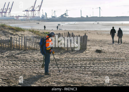 Crosby, Merseyside. 11. Februar, 2019. UK Wetter. Fein und sonnigen Start in den Tag für die Schatzsucher & Detektorbenutzern Position für das Ufer nach dem Sturm, der starke Wind und Wellen von Winterstürmen wird wahrscheinlich eine Menge andere interessante Schätze aus dem Meeresboden gewaschen haben. Credit: MediaWorldImages/Alamy leben Nachrichten Stockfoto