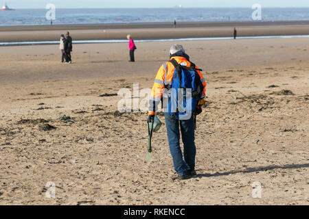 Crosby, Merseyside. 11. Februar, 2019. UK Wetter. Fein und sonnigen Start in den Tag für die Schatzsucher & Detektorbenutzern Position für das Ufer nach dem Sturm, der starke Wind und Wellen von Winterstürmen wird wahrscheinlich eine Menge andere interessante Schätze aus dem Meeresboden gewaschen haben. Credit: MediaWorldImages/Alamy leben Nachrichten Stockfoto