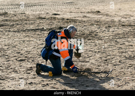 Crosby, Merseyside. 11. Februar, 2019. UK Wetter. Fein und sonnigen Start in den Tag für die Schatzsucher & Detektorbenutzern Position für das Ufer nach dem Sturm, der starke Wind und Wellen von Winterstürmen wird wahrscheinlich eine Menge andere interessante Schätze aus dem Meeresboden gewaschen haben. Credit: MediaWorldImages/Alamy leben Nachrichten Stockfoto