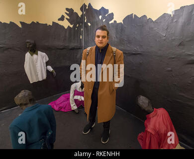 Somerset House, London, Großbritannien. 11. Februar, 2019. Designer den letzten Schliff für Ihre Anzeige in 16 verschiedenen Rauminstallationen bei internationalen Mode Showcase 2019 Previews vor London Fashion Week. Bild: libanesischen Modedesigner Roni Helou in seiner Installation Ödland, Wunderland - Kennenlernen der Einstellungen und Verhaltensweisen in Bezug auf Recycling, Abfall und Müll Krise plagen, Libanon. Credit: Malcolm Park/Alamy leben Nachrichten Stockfoto