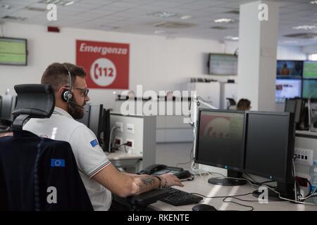 Foto Francesco Bozzo - LaPresse 11-02-2019 Milano (Italia) Cronaca Centrale 112 über Annarumma 27 ore 10:30 Visita del sottosegretario Alle &#x2019;Interno Stefano Candiani, Presenti il prefetto di Milano Renato Saccone, il Presidente della Lombardia Attilio Fontana, il questore di Milano Cardona e i vertici di Carabinieri, Guardia di Finanza e Polizia Stockfoto