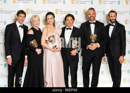 London, Großbritannien. 10 Feb, 2019. Elizabeth Chai Vasarhelyi, Jimmy Chin, Shannon Dill und Evan Hayes stellt Backstage in der British Academy Film Awards am Sonntag, 10. Februar 2019 in der Royal Albert Hall, London. Elizabeth Chai Vasarhelyi, Jimmy Chin, Shannon Dill und Evan Hayes stellen ihre Auszeichnungen für den besten Dokumentarfilm. Bild von Julie Edwards. Credit: Julie Edwards/Alamy leben Nachrichten Stockfoto