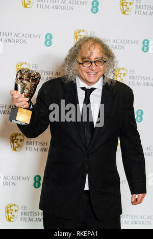 London, Großbritannien. 10 Feb, 2019. Hank Corwin wirft Backstage in der British Academy Film Awards am Sonntag, 10. Februar 2019 in der Royal Albert Hall, London. Hank Corwin wirft mit den Preis für den besten Schnitt. Bild von Julie Edwards. Credit: Julie Edwards/Alamy leben Nachrichten Stockfoto