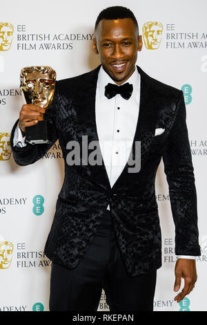 London, Großbritannien. 10 Feb, 2019. Mahershala Ali stellt Backstage in der British Academy Film Awards am Sonntag, 10. Februar 2019 in der Royal Albert Hall, London. Mahershala Ali mit den Preis für den besten Schauspieler in einer unterstützenden Rolle. Bild von Julie Edwards. Credit: Julie Edwards/Alamy leben Nachrichten Stockfoto