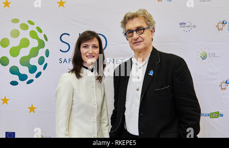 11. Februar 2019, Berlin: EU-Kommissar Mariya Gabriel und Wim Wenders vor dem Foto Wand während des Safer Internet Day. Die Pressekonferenz in der John-Lennon-Gymnasium, zusammen mit den Schülern, beschäftigten sich mit Themen wie soziale Medien, die Förderung der filmischen Erzählung Kunst und Bildung im digitalen Zeitalter. Foto: Annette Riedl/dpa Stockfoto