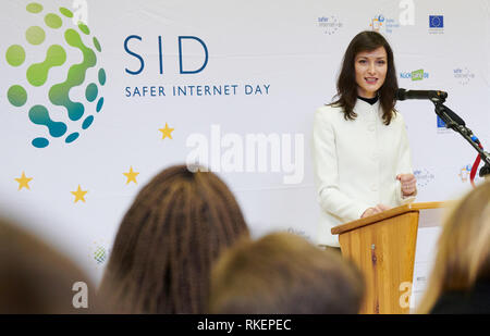 11. Februar 2019, Berlin: EU-Kommissar Mariya Gabriel Adressen die Schülerinnen und Schüler der John Lennon Gymnasium im Gymnasium. Regisseur Wenders sorgte auch Safer Internet Day. Die Pressekonferenz mit Themen wie soziale Medien behandelt, die Förderung der filmischen Erzählung Kunst und Bildung im digitalen Zeitalter. Foto: Annette Riedl/dpa Stockfoto