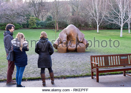 Edinburgh, Vereinigtes Königreich. 11. Februar 2019. Neue Elefant Skulptur von Andy Scott in die Princes Street Gardens als Mahnmal für die Kinder der Mortonhall baby Asche Skandal. Quelle: Craig Brown/Alamy leben Nachrichten Stockfoto