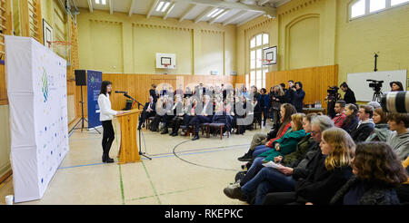 Berlin, Deutschland. 11 Feb, 2019. EU-Kommissar Mariya Gabriel Adressen die Schülerinnen und Schüler der John Lennon Gymnasium im Gymnasium. Regisseur Wenders sorgte auch Safer Internet Day. Die Pressekonferenz mit Themen wie soziale Medien behandelt, die Förderung der filmischen Erzählung Kunst und Bildung im digitalen Zeitalter. Quelle: Annette Riedl/dpa/Alamy leben Nachrichten Stockfoto