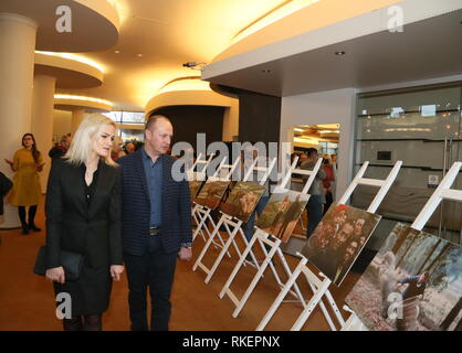 (190211) - DRUSKININKAI, Februar 11, 2019 (Xinhua) - Bürgermeister Ricardas Malinauskas Druskininkai (R) Besuche eine Fotoausstellung mit dem Titel "Impressionen aus China" während einer chinesischen Neujahrsfest in Druskininkai, Litauen, Jan. 9, 2019. Das Chinesische Neue Jahr war am Samstag feierte am berühmten litauischen Kurorts Druskininkai, mit Ausstellungen, Musik, Teezeremonie und Kung Fu Show. Das Chinesische Neue Jahr, oder Frühlingsfest, fiel am 5. In China Feiern beginnen etwa eine Woche im Voraus und mit dem Laternenfest am 15. Tag des neuen Jahres ende. Es ist eine occas Stockfoto