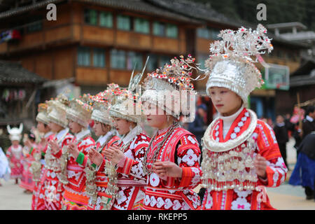 Qiandongnan. 11 Feb, 2019. Die Leute von Miao ethnische Gruppe durchführen Cenzui lusheng Tanz im Dorf Langdong County im Rongjiang County, im Südwesten Chinas Provinz Guizhou, Februar 11, 2019, den siebten Tag der chinesische Mondjahr. Die lokale Bevölkerung am Montag eingeladen lusheng durchführende Mannschaften aus den benachbarten Dörfern Frühlingsfest, oder das chinesische Mondjahr, um gemeinsam zu feiern. Credit: Huang Wanxin/Xinhua/Alamy leben Nachrichten Stockfoto