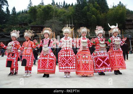 Qiandongnan. 11 Feb, 2019. Die Leute von Miao ethnische Gruppe durchführen Cenzui lusheng Tanz im Dorf Langdong County im Rongjiang County, im Südwesten Chinas Provinz Guizhou, Februar 11, 2019, den siebten Tag der chinesische Mondjahr. Die lokale Bevölkerung am Montag eingeladen lusheng durchführende Mannschaften aus den benachbarten Dörfern Frühlingsfest, oder das chinesische Mondjahr, um gemeinsam zu feiern. Credit: Li Changhua/Xinhua/Alamy leben Nachrichten Stockfoto