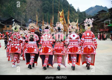 Qiandongnan. 11 Feb, 2019. Die Leute von Miao ethnische Gruppe durchführen Cenzui lusheng Tanz im Dorf Langdong County im Rongjiang County, im Südwesten Chinas Provinz Guizhou, Februar 11, 2019, den siebten Tag der chinesische Mondjahr. Die lokale Bevölkerung am Montag eingeladen lusheng durchführende Mannschaften aus den benachbarten Dörfern Frühlingsfest, oder das chinesische Mondjahr, um gemeinsam zu feiern. Credit: Li Changhua/Xinhua/Alamy leben Nachrichten Stockfoto