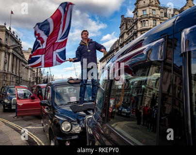 London, Großbritannien. 11 Feb, 2019. Lizenzierte Taxifahrer block Parliament Square, Whitehall und die umliegenden Straßen. Sie haben die Gegend um Westminster zum Stillstand gebracht. Sie protestieren gegen den Bürgermeister von London und TFL, wer sie verweigert haben Zugang zu Bank, Tottenham Court Road, Tooley Street, Greenwich, Lewisham, Islington, Hackney. Sie behaupten, dass der Bürgermeister von London und TFL sind Engineering die Zerstörung der lizenzierte Taxis Handel durch Schließen von Straßen zu Ihnen. Credit: Tommy London/Alamy leben Nachrichten Stockfoto