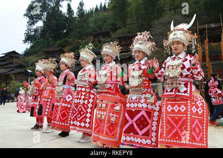 Qiandongnan. 11 Feb, 2019. Die Leute von Miao ethnische Gruppe durchführen Cenzui lusheng Tanz im Dorf Langdong County im Rongjiang County, im Südwesten Chinas Provinz Guizhou, Februar 11, 2019, den siebten Tag der chinesische Mondjahr. Die lokale Bevölkerung am Montag eingeladen lusheng durchführende Mannschaften aus den benachbarten Dörfern Frühlingsfest, oder das chinesische Mondjahr, um gemeinsam zu feiern. Credit: Li Changhua/Xinhua/Alamy leben Nachrichten Stockfoto