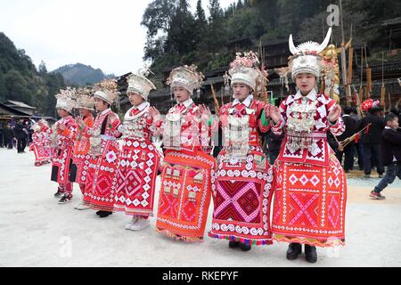 Qiandongnan. 11 Feb, 2019. Die Leute von Miao ethnische Gruppe durchführen Cenzui lusheng Tanz im Dorf Langdong County im Rongjiang County, im Südwesten Chinas Provinz Guizhou, Februar 11, 2019, den siebten Tag der chinesische Mondjahr. Die lokale Bevölkerung am Montag eingeladen lusheng durchführende Mannschaften aus den benachbarten Dörfern Frühlingsfest, oder das chinesische Mondjahr, um gemeinsam zu feiern. Credit: Yang Chengli/Xinhua/Alamy leben Nachrichten Stockfoto