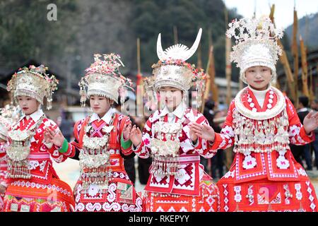 Qiandongnan. 11 Feb, 2019. Die Leute von Miao ethnische Gruppe durchführen Cenzui lusheng Tanz im Dorf Langdong County im Rongjiang County, im Südwesten Chinas Provinz Guizhou, Februar 11, 2019, den siebten Tag der chinesische Mondjahr. Die lokale Bevölkerung am Montag eingeladen lusheng durchführende Mannschaften aus den benachbarten Dörfern Frühlingsfest, oder das chinesische Mondjahr, um gemeinsam zu feiern. Credit: Yang Chengli/Xinhua/Alamy leben Nachrichten Stockfoto