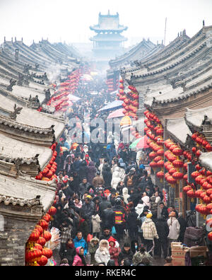 Peking, der chinesischen Provinz Shanxi. 10 Feb, 2019. Touristen besuchen Pingyao, eine touristische Attraktion im Norden der chinesischen Provinz Shanxi, 10.02.2019. Credit: Liang Shengren/Xinhua/Alamy leben Nachrichten Stockfoto