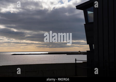 Lyme Regis, Dorset, Großbritannien. 11. Februar 2019. UK Wetter: Ein heller Tag mit viel Sonne an der Küste von Lyme Regis. Eine Fernsicht von Lyme Regis Museum mit der ikonischen Cobb Silhouette gegen das glitzernde Meer in der Ferne. Credit: Celia McMahon/Alamy leben Nachrichten Stockfoto