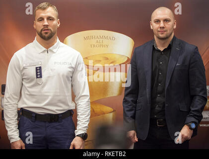 Lettland, Lettland. 11 Feb, 2018. Krzysztof Glowacki (R) von Polen und Mairis Briedis Lettlands Reagieren während der Media Event vor der nächsten World Boxing Super Serie Cruiserweight Halbfinale zwischen der Lettischen Mairis Briedis und Polen Krzysztof Glowacki in Riga, Lettland, Jan. 11, 2018. Der Kampf wird am 15. Juni in Riga, Lettland statt. Credit: Edijs Palens/Xinhua/Alamy leben Nachrichten Stockfoto