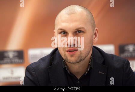 Lettland, Lettland. 11 Feb, 2018. Krzysztof Glowacki von Polen reagiert während der Media Event vor der nächsten World Boxing Super Serie Cruiserweight zwischen der Lettischen Mairis Briedis und Polen Krzysztof Glowacki in Riga, Lettland, Feb.11, 2018 Halbfinale. Der Kampf wird am 15. Juni in Riga, Lettland statt. Credit: Edijs Palens/Xinhua/Alamy leben Nachrichten Stockfoto