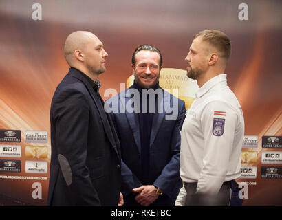 Lettland, Lettland. 11 Feb, 2018. Krzysztof Glowacki (L) von Polen und Mairis Briedis (R) von Lettland Reagieren während der Media Event vor der nächsten World Boxing Super Serie Cruiserweight Halbfinale zwischen der Lettischen Mairis Briedis und Polen Krzysztof Glowacki in Riga, Lettland, Jan. 11, 2018. Der Kampf wird am 15. Juni in Riga, Lettland statt. Credit: Edijs Palens/Xinhua/Alamy leben Nachrichten Stockfoto