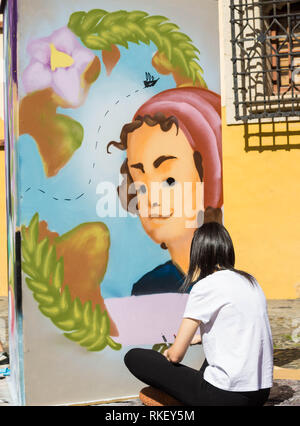 Las Palmas, Gran Canaria, Kanarische Inseln, Spanien. 11., Februar 2019. Studenten und Graffiti Künstler in Las Palmas eine Hommage an berühmte weibliche Wissenschaftler am Internationalen Tag der Frauen und Mädchen in Wissenschaft. Das diesjährige Thema "Investitionen in Frauen und Mädchen in Wissenschaft für Inklusive Grünes Wachstum'. Bild: Jeanne Baret (1740-1807), französischer Botaniker und anerkannt als die erste Frau, die Welt zu umrunden, als Mitglied von Louise Antoine de Bougainville expiditions an Bord der Schiffe La Boudeuse und Etoile (1766 - 1769). Credit: ALAN DAWSON/Alamy leben Nachrichten Stockfoto