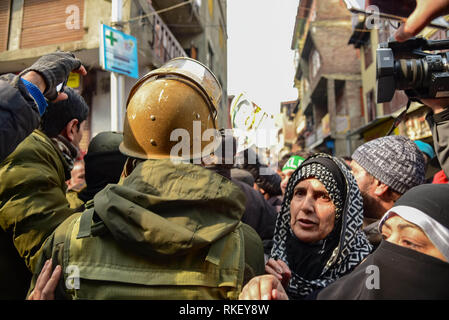 Februar 11, 2019 - Srinagar, Jammu und Kaschmir, Indien - Mitglieder Jammu und Kaschmir Polizei gesehen stoppen die Befürworter der gemeinsamen Widerstand Führung während der Protest über den Tod Jubiläum des separatistischen Führer Mohammed Maqbool Bhat in Srinagar. Behörden auferlegten Beschränkungen in einigen Teilen der indischen - Kaschmir Stadt kontrolliert anti-indischen Proteste zu verhindern, nachdem die separatistischen Gruppen einen Generalstreik auf Todestages von Mohammed Maqbool Bhat, anspruchsvolle Bhat bleibt, interred in Hohe Sicherheit Neu Delhis Tihar Gefängnis, die für eine angemessene Beerdigung zurückgegeben werden. (Bild: © idrees Abbas/S Stockfoto