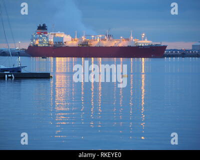 Queenborough, Kent, UK. 11. Februar, 2019. UK Wetter: Heute abend sonnenuntergang in Queenborough, Kent. LNG-Tanker "British Saphir". Credit: James Bell/Alamy leben Nachrichten Stockfoto