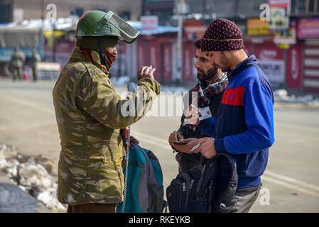 Februar 11, 2019 - Srinagar, Jammu und Kaschmir, Indien - Eine indische Trooper gesehen prüfen Sie den Teilnehmern während der Beschränkungen in Srinagar. Behörden auferlegten Beschränkungen in einigen Teilen der indischen - gesteuert von Kaschmir Stadt anti-indischen Proteste zu verhindern, nachdem die separatistischen Gruppen einen Generalstreik auf Todestages von Mohammed Maqbool Bhat, anspruchsvolle Bhat bleibt, interred in Hohe Sicherheit Neu Delhis Tihar Gefängnis, die für eine angemessene Beerdigung zurückgegeben werden. Kredit Idrees: Abbas/SOPA Images/ZUMA Draht/Alamy leben Nachrichten Stockfoto