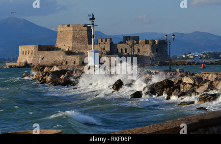 Nafplion, Griechenland. 11 Feb, 2019. Große Wellen am Strand der Stadt Nafplion von den starken Winden im Bereich der Argolis, Montag, 11. Februar 2019. Die starken Winde und Wellen donnerte der Strand. Credit: VANGELIS BOUGIOTIS/Alamy leben Nachrichten Stockfoto