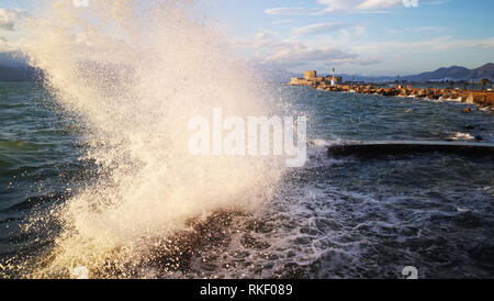 Nafplion, Griechenland. 11 Feb, 2019. Große Wellen am Strand der Stadt Nafplion von den starken Winden im Bereich der Argolis, Montag, 11. Februar 2019. Die starken Winde und Wellen donnerte der Strand. Credit: VANGELIS BOUGIOTIS/Alamy leben Nachrichten Stockfoto