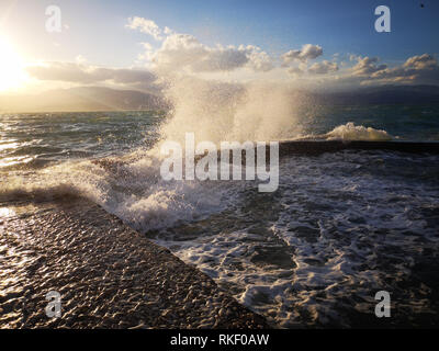 Nafplion, Griechenland. 11 Feb, 2019. Große Wellen am Strand der Stadt Nafplion von den starken Winden im Bereich der Argolis, Montag, 11. Februar 2019. Die starken Winde und Wellen donnerte der Strand. Credit: VANGELIS BOUGIOTIS/Alamy leben Nachrichten Stockfoto