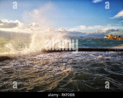 Nafplion, Griechenland. 11 Feb, 2019. Große Wellen am Strand der Stadt Nafplion von den starken Winden im Bereich der Argolis, Montag, 11. Februar 2019. Die starken Winde und Wellen donnerte der Strand. Credit: VANGELIS BOUGIOTIS/Alamy leben Nachrichten Stockfoto