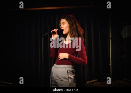 Dänemark, Kopenhagen - Februar 08., 2019. Der norwegische Sänger, Songwriter und Musiker Kari Jahnsen ist besser von ihr name Farao bekannt und hier führt ein Live Konzert bei VEGA in Kopenhagen. (Foto: Gonzales Foto - Christian Hjorth). Stockfoto