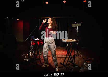 Dänemark, Kopenhagen - Februar 08., 2019. Der norwegische Sänger, Songwriter und Musiker Kari Jahnsen ist besser von ihr name Farao bekannt und hier führt ein Live Konzert bei VEGA in Kopenhagen. (Foto: Gonzales Foto - Christian Hjorth). Stockfoto