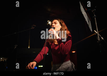 Dänemark, Kopenhagen - Februar 08., 2019. Der norwegische Sänger, Songwriter und Musiker Kari Jahnsen ist besser von ihr name Farao bekannt und hier führt ein Live Konzert bei VEGA in Kopenhagen. (Foto: Gonzales Foto - Christian Hjorth). Stockfoto