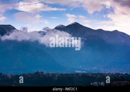 Schneefall, Schnee bedeckten Hügel aus Kathmandu, Nepal, 9 Feb, 2019 Stockfoto