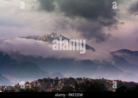 Schneefall, Schnee bedeckten Hügel aus Kathmandu, Nepal, 9 Feb, 2019 Stockfoto